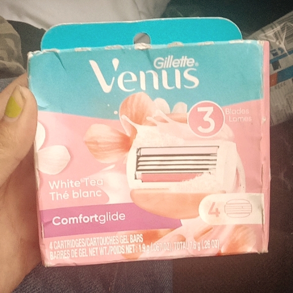Venus 4 razor refills - Picture 1 of 8